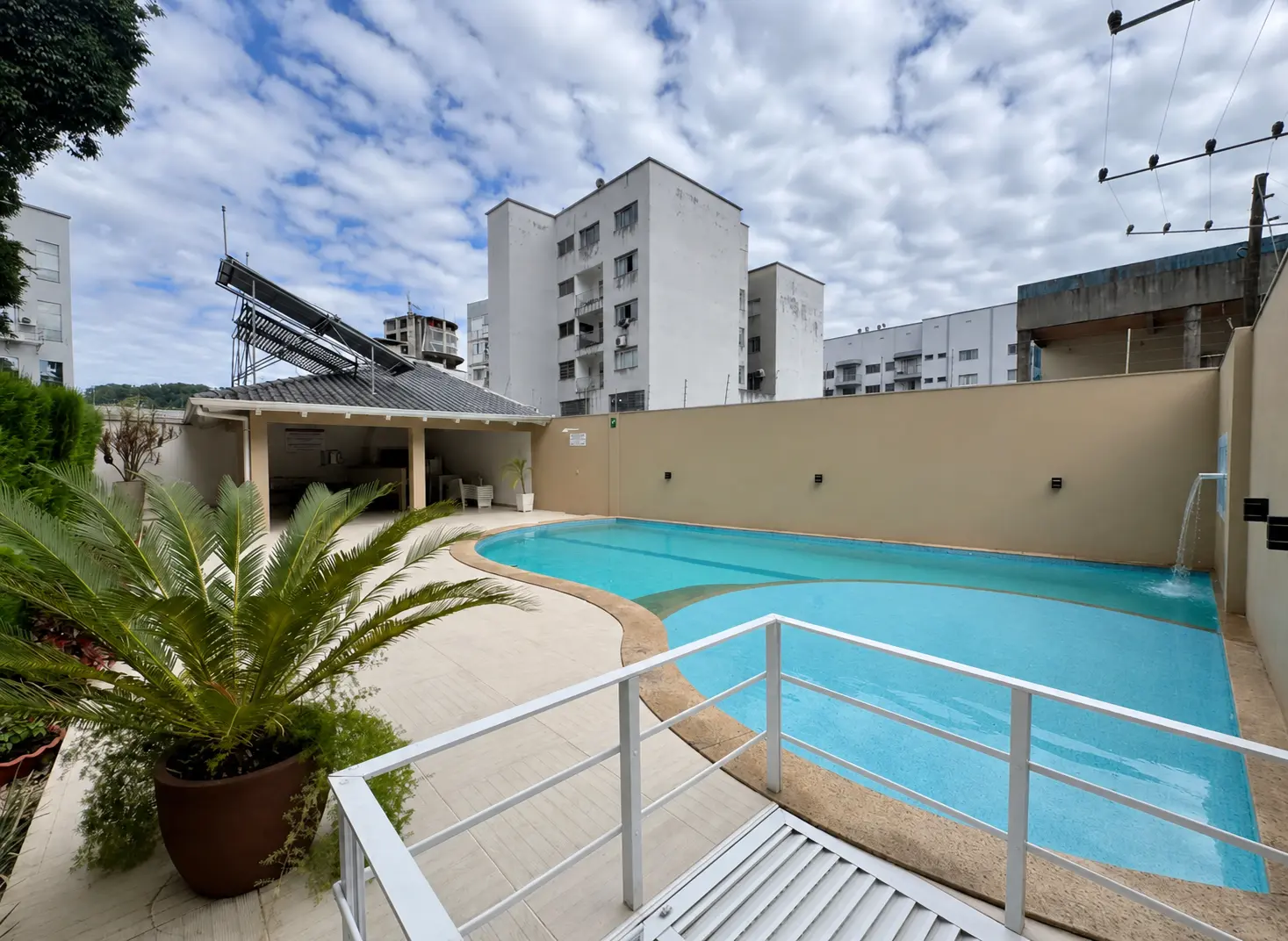 Área de lazer com piscina e quiosque do condomínio